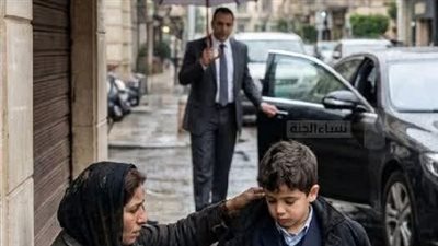 رجل ثري وجد ابنه تحت المطر